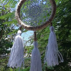 atrapasuenos-boho-blanco-tejido-en-crochet-con-algodon-sobre-henequen.jpg