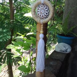 atrapasuenos-boho-chico-tejido-en-crochet-con-algodon-y-henequen-detalles-en-madera.jpg