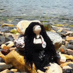 sirena-negra-tejida-en-crochet.jpg